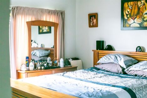 Photo of property in 1/5 Ribbonwood Crescent, Goodwood Heights, Auckland, 2105