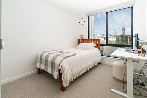 Photo of property in 2/210 Karori Road, Karori, Wellington, 6012