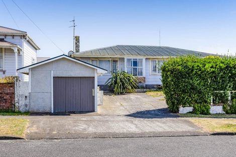 Photo of property in 28 Cambridge Street, Patea, 4520