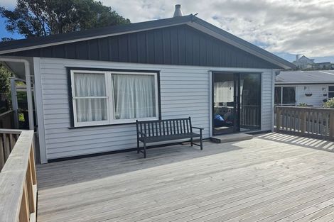 Photo of property in 3 Merritt Way, Newlands, Wellington, 6037