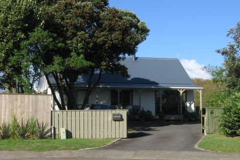 Photo of property in 28 Freyberg Crescent, Waikanae Beach, Waikanae, 5036