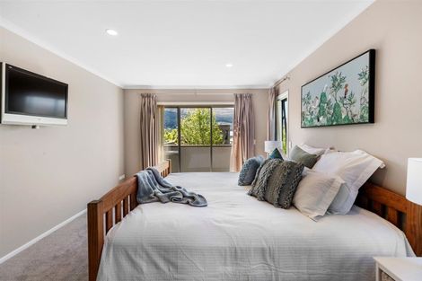 Photo of property in 14 Milward Place, Kelvin Heights, Queenstown, 9300