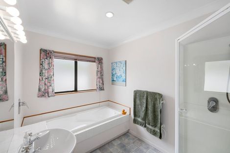 Photo of property in 30 Cranbrook Grove, Waikanae, 5036