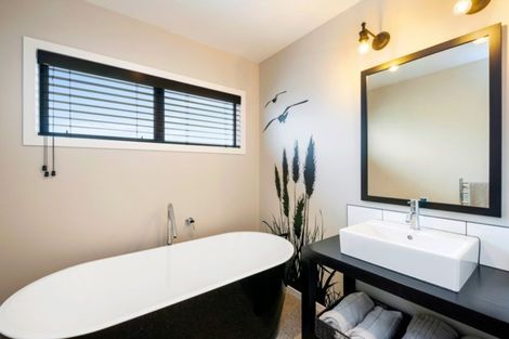 Photo of property in 2 Peregrine Place, Kinloch, Taupo, 3377