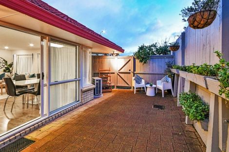 Photo of property in 2 Menen Place, Manurewa, Auckland, 2105
