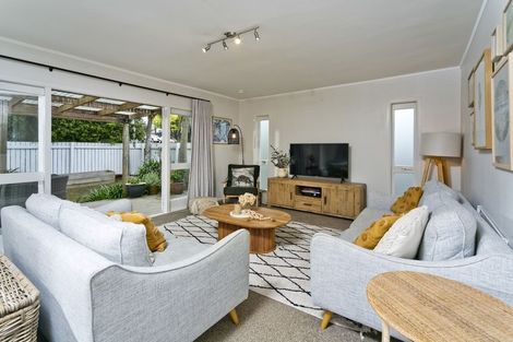 Photo of property in 1/1 Tainui Street, Torbay, Auckland, 0630
