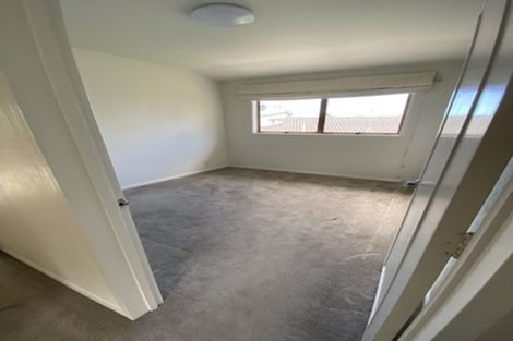 Photo of property in 2/13 Saddleback Rise, Murrays Bay, Auckland, 0630