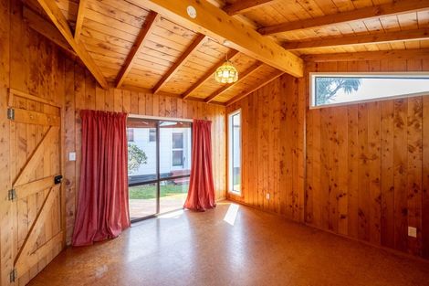 Photo of property in 24 Montjoy Street, Stratford, 4332