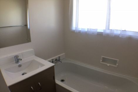 Photo of property in 2/27 Mannering Place, Hillcrest, Auckland, 0627