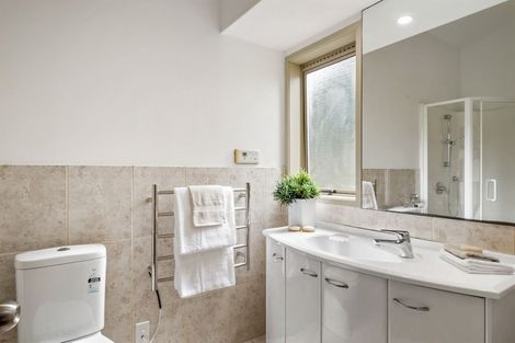 Photo of property in 1 Cobblestone Lane, Hillcrest, Auckland, 0627