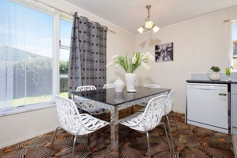 Photo of property in 17 Magdalen Place, West Harbour, Auckland, 0618