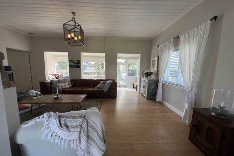 Photo of property in 11 Ocean View Road, Milford, Auckland, 0620