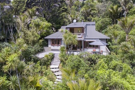 Photo of property in 7 Piha Road, Piha, 0772