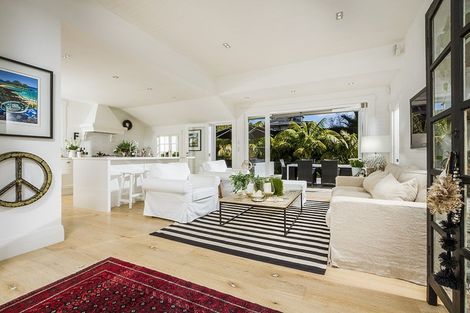 Photo of property in 10 Tiri Road, Milford, Auckland, 0620