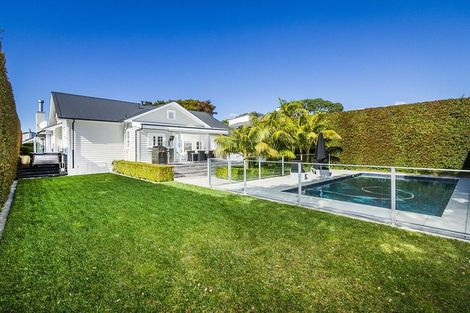 Photo of property in 10 Tiri Road, Milford, Auckland, 0620