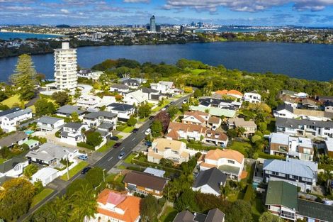 Photo of property in 2/1 Sylvan Park Avenue, Milford, Auckland, 0620