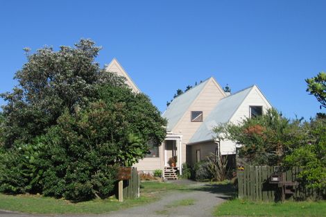 Photo of property in 26 Freyberg Crescent, Waikanae Beach, Waikanae, 5036