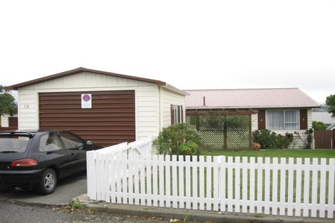 Photo of property in 19 Chetwode Grove, Newlands, Wellington, 6037