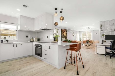 Photo of property in 52 Riverton Drive, Randwick Park, Auckland, 2105