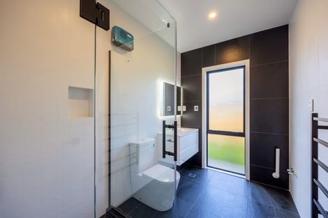 Photo of property in 15 Mcindoe Road, Kumeu, 0810