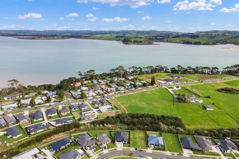 Photo of property in 19 Tahuna Minhinnick Drive, Glenbrook, Waiuku, 2681