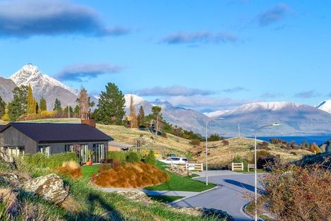 Photo of property in 1 Elk Place, Kelvin Heights, Queenstown, 9300