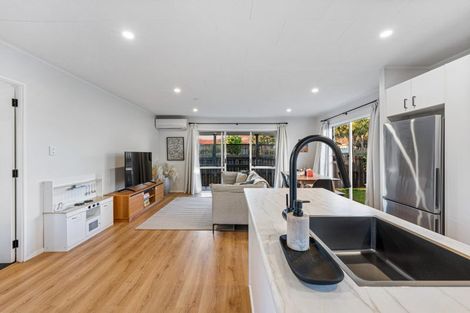 Photo of property in 92b Beach Road, Te Atatu Peninsula, Auckland, 0610