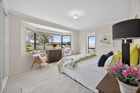 Photo of property in 16 Newbegin Place, Weymouth, Auckland, 2103