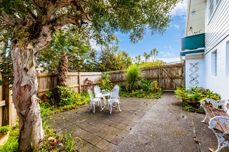 Photo of property in 72 La Rosa Street, Green Bay, Auckland, 0604