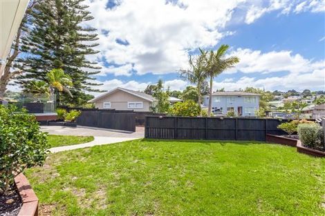 Photo of property in 15 Cajero Place, Green Bay, Auckland, 0604