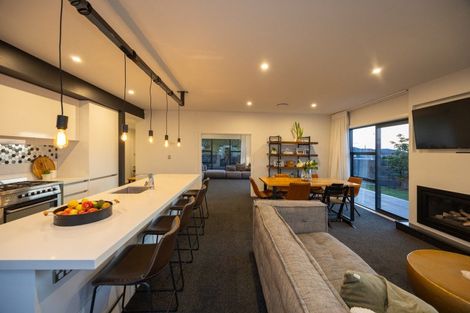 Photo of property in 14 Monaco Grove, Fitzherbert, Palmerston North, 4410