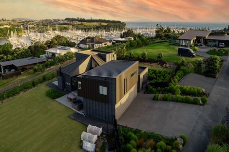 Photo of property in 11 Laguna Place, Matakatia, Whangaparaoa, 0930