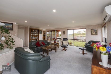 Photo of property in 35 Springdale Grove, Fitzherbert, Palmerston North, 4410
