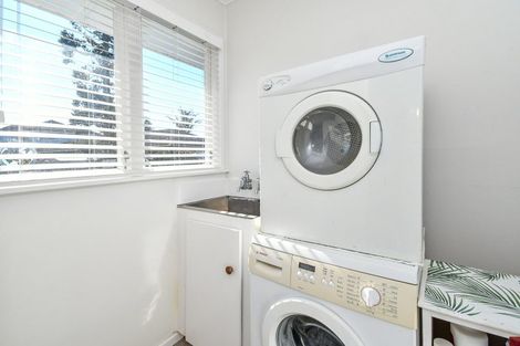 Photo of property in 5 Grimshaw Place, Henderson, Auckland, 0612