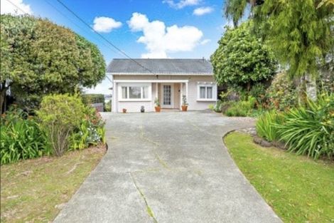 Photo of property in 19 Stanley Point Road, Stanley Point, Auckland, 0624
