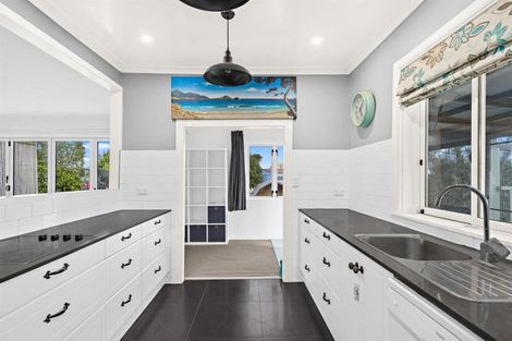 Photo of property in 2 Rere Place, Parakai, 0830