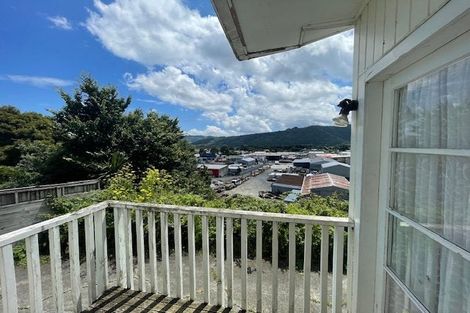 Photo of property in 4 Oaklands Grove, Clouston Park, Upper Hutt, 5018