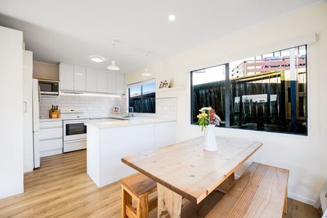 Photo of property in 15b Greta Place, Stanmore Bay, Whangaparaoa, 0932