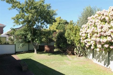 Photo of property in 121 Chivalry Road, Glenfield, Auckland, 0629