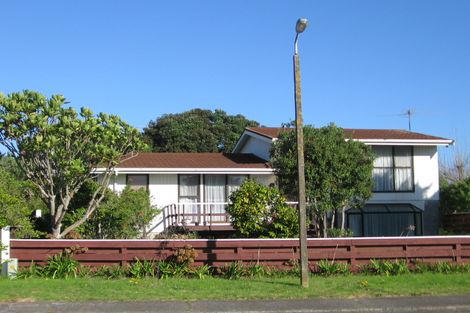 Photo of property in 24 Freyberg Crescent, Waikanae Beach, Waikanae, 5036