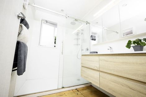 Photo of property in 15 Enderby Drive, Te Atatu Peninsula, Auckland, 0610