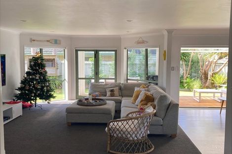 Photo of property in 43 Walton Street, Red Beach, 0932