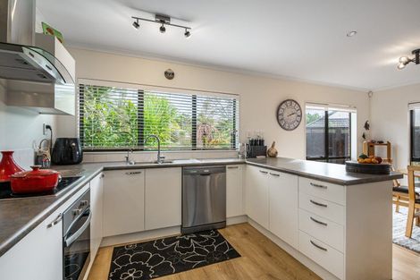 Photo of property in 17 Ryehill Close, New Lynn, Auckland, 0600