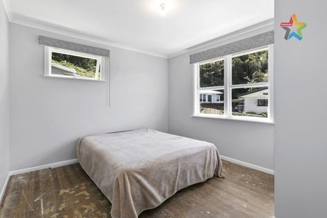 Photo of property in 21 Shackleton Grove, Stokes Valley, Lower Hutt, 5019