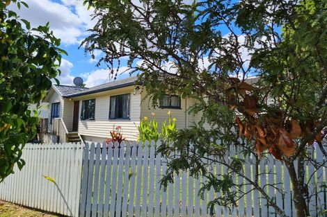 Photo of property in 4 Ballial Place, West Harbour, Auckland, 0618