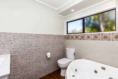 Photo of property in 70 Wade River Road, Stanmore Bay, Whangaparaoa, 0932