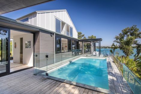 Photo of property in 10a First Avenue, Stanley Point, Auckland, 0624