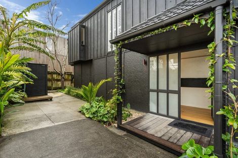 Photo of property in 2/10 Merani Street, Narrow Neck, Auckland, 0622