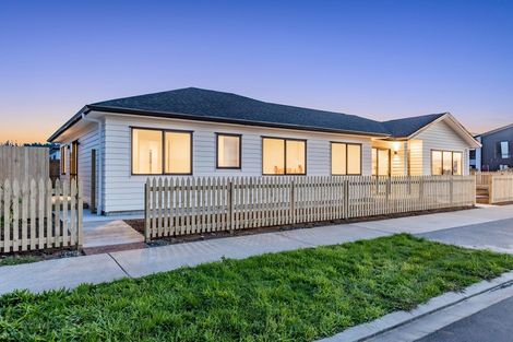 Photo of property in 1 Vinistra Road, Kumeu, 0810