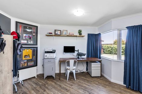 Photo of property in 10 Glen Loch Place, Paraparaumu, 5032